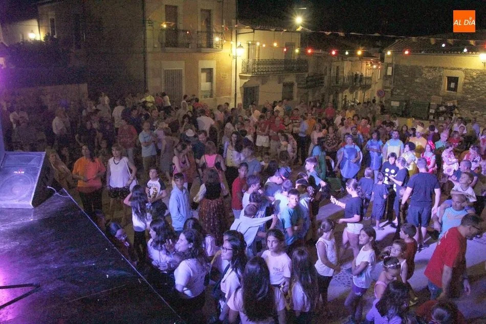 Foto 5 - El desfile de pe&ntilde;as anima el inicio de las fiestas de Vilvestre  