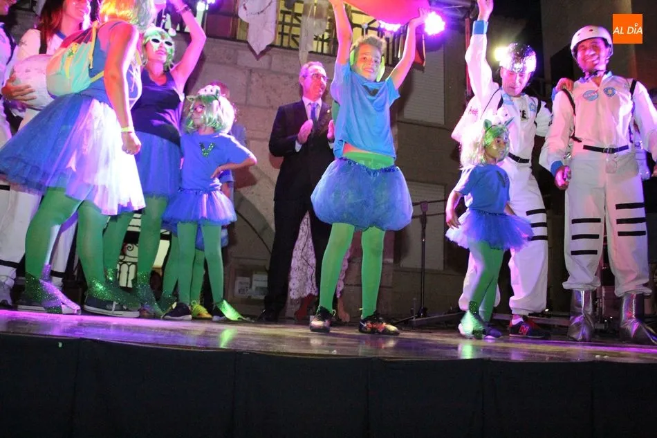 Foto 4 - El desfile de pe&ntilde;as anima el inicio de las fiestas de Vilvestre  