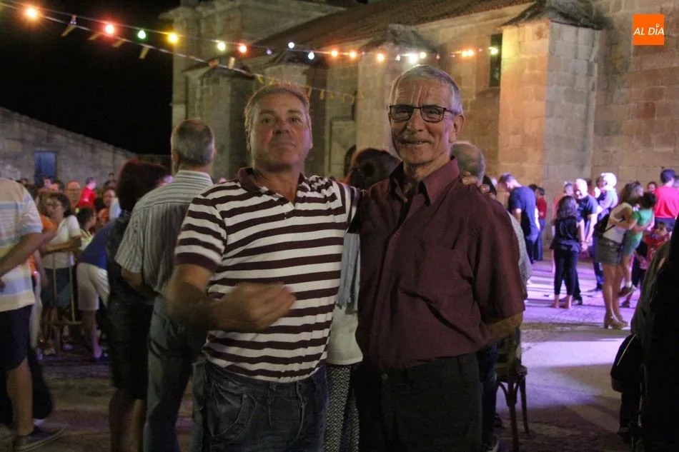 Foto 3 - El desfile de pe&ntilde;as anima el inicio de las fiestas de Vilvestre  