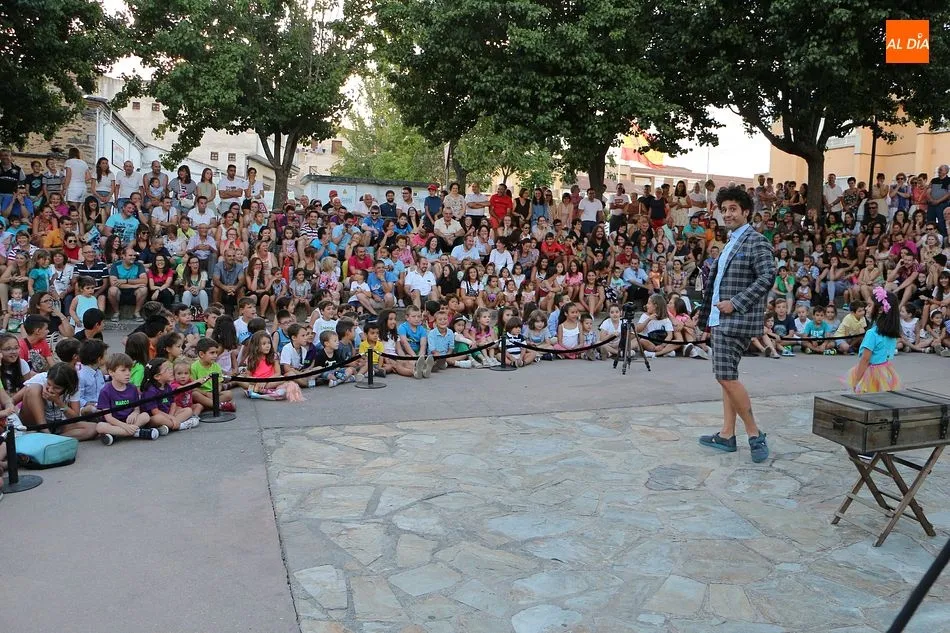 Cientos de personas presenciaron la actuación del Mago Miguelillo