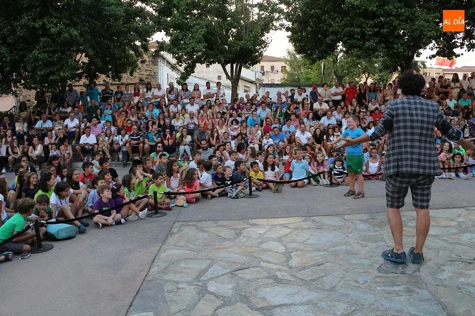 Foto 2 - Los m&aacute;s peque&ntilde;os disfrutan con la divertida magia de Miguelillo