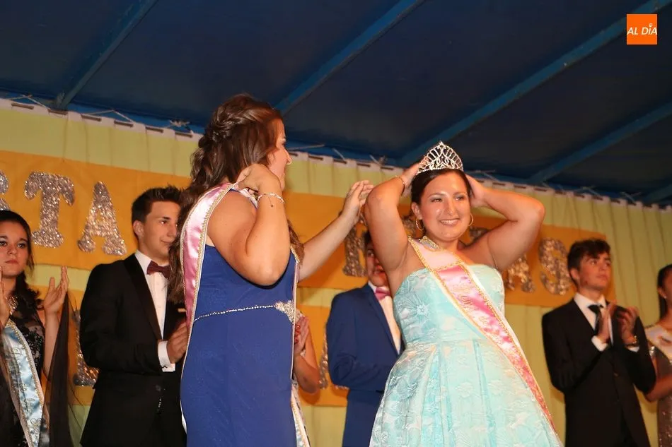 Foto 5 - Sandra Garc&iacute;a, elegida reina de las fiestas de Ledrada