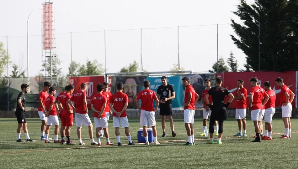 El técnico, Arturo, se dirige a los jugadores en el último entrenamiento.