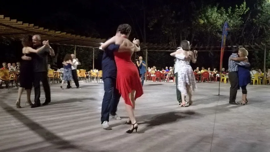 El tango conquista las noches estivales de los viernes en el parque de los Jesuitas