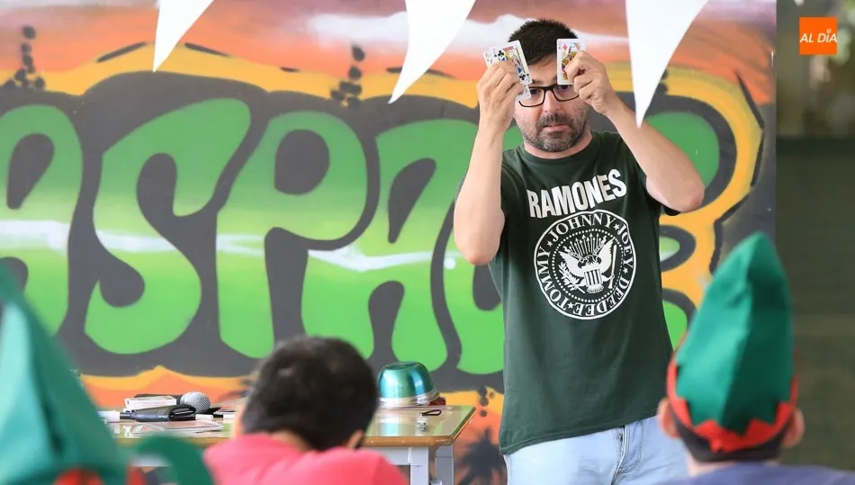 Actuación del mago Beti Pitera en el Centro Entrecaminos de Aspace. Foto de Alberto Martín