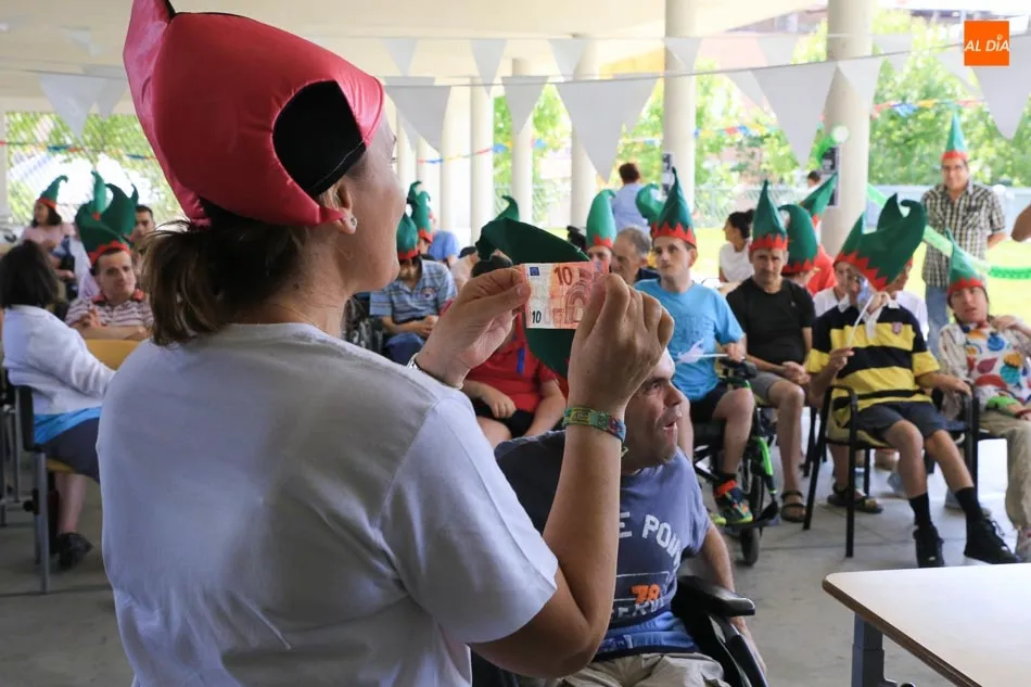 Foto 7 - Beti Pitera protagoniza una jornada festiva y m&aacute;gica para ASPACE