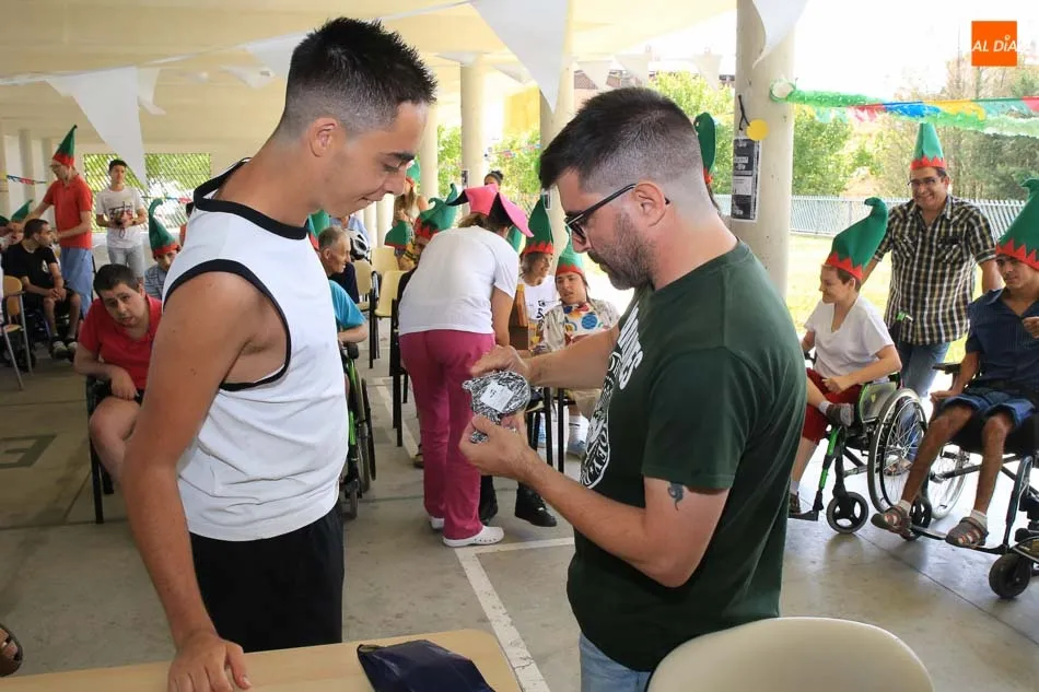 Foto 4 - Beti Pitera protagoniza una jornada festiva y m&aacute;gica para ASPACE