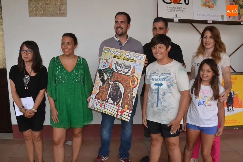 El jurado, el ganador y su familia | Foto @kisanghani