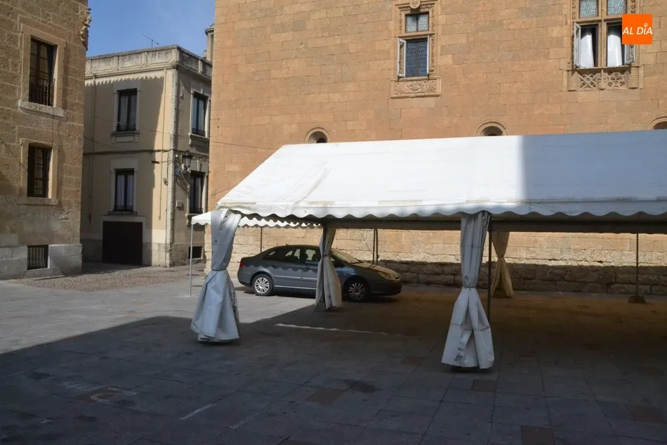 Foto 3 - Las plazuelas del Conde y del Buen Alcalde empiezan a vestirse de Feria  