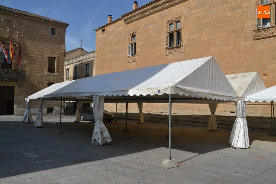 Las plazuelas del Conde y del Buen Alcalde empiezan a vestirse de Feria  