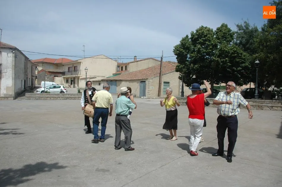 Foto 5 - Los actos religiosos y el baile cierran el programa festivo de Monleras  