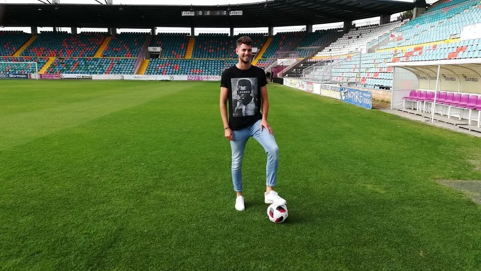 Foto 2 - Vivancos llega al Salamanca UDS como un jugador polivalente que quiere crecer &ldquo;junto&rdquo; al equipo