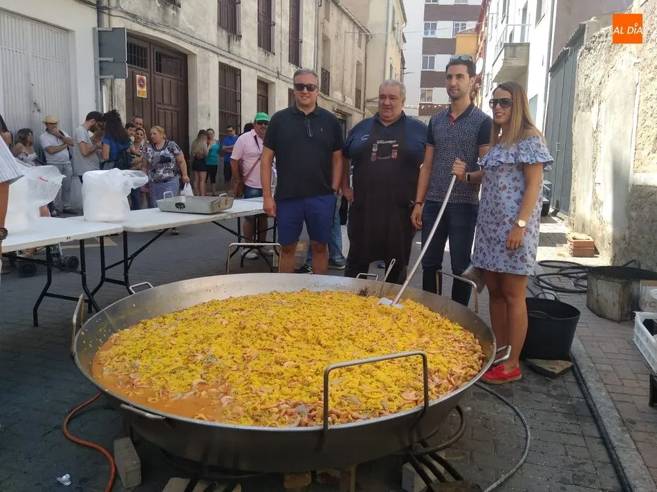 Las peñas recuperan fuerzas en la tradicional comida festiva