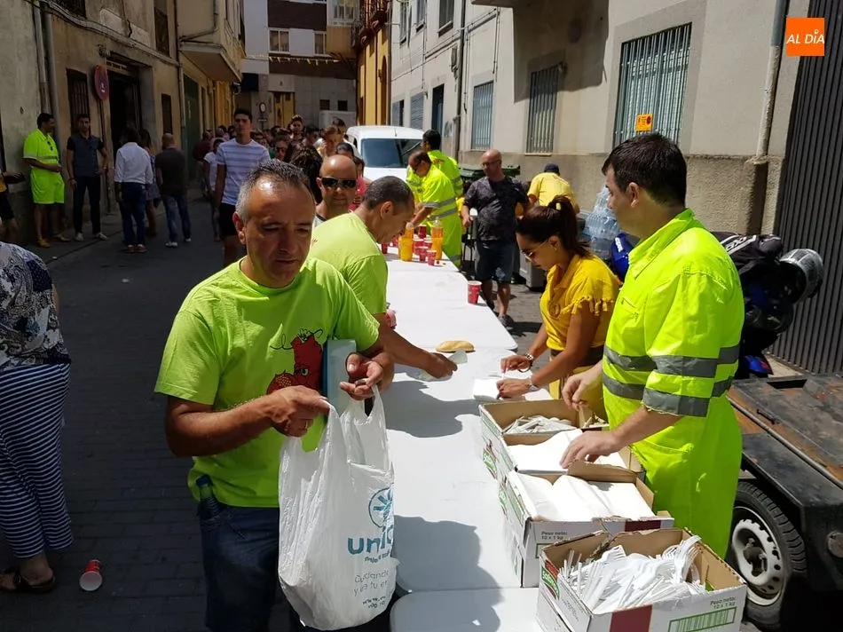Foto 9 - Las pe&ntilde;as recuperan fuerzas en la tradicional comida festiva