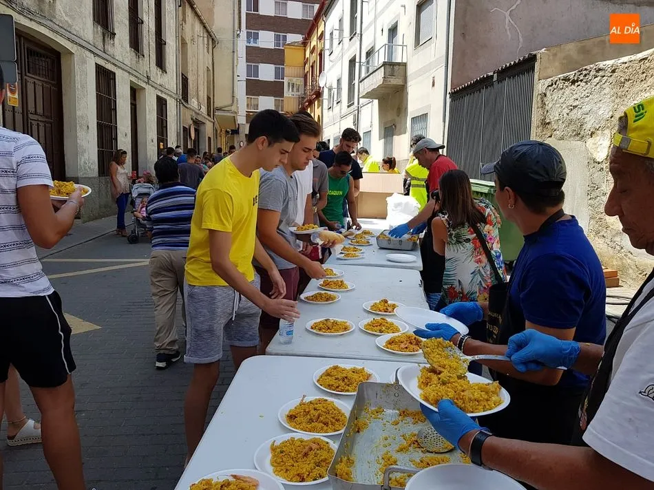 Foto 7 - Las pe&ntilde;as recuperan fuerzas en la tradicional comida festiva