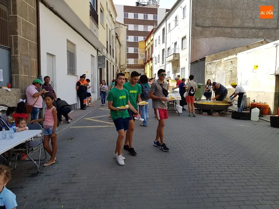 Foto 6 - Las pe&ntilde;as recuperan fuerzas en la tradicional comida festiva
