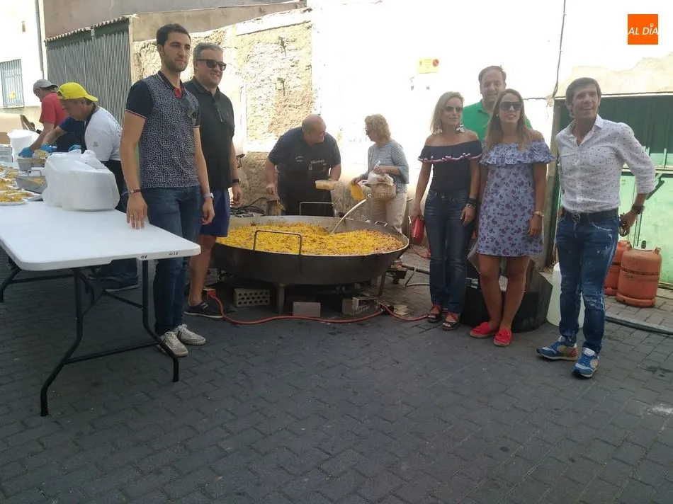 Foto 5 - Las pe&ntilde;as recuperan fuerzas en la tradicional comida festiva