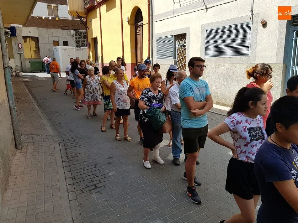 Foto 4 - Las pe&ntilde;as recuperan fuerzas en la tradicional comida festiva