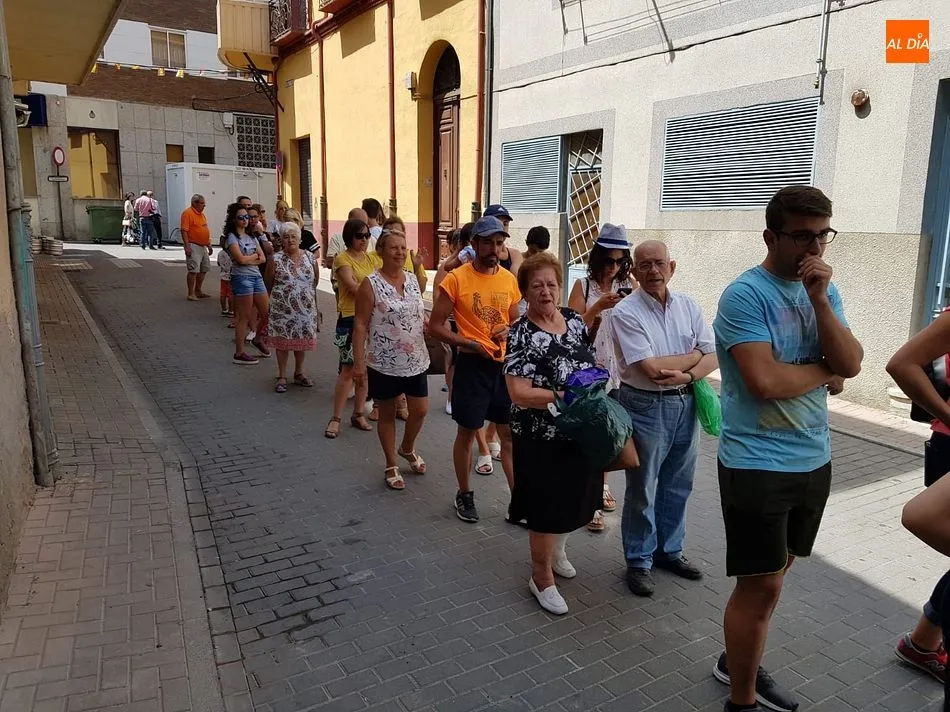 Foto 3 - Las pe&ntilde;as recuperan fuerzas en la tradicional comida festiva