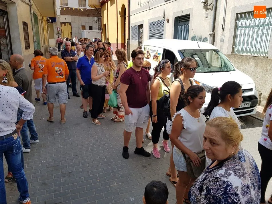 Foto 2 - Las pe&ntilde;as recuperan fuerzas en la tradicional comida festiva