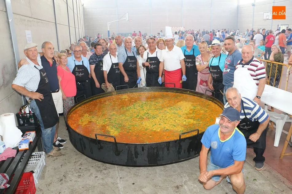 La Asociación de Mayores cocinó la paella que cierra los festejos
