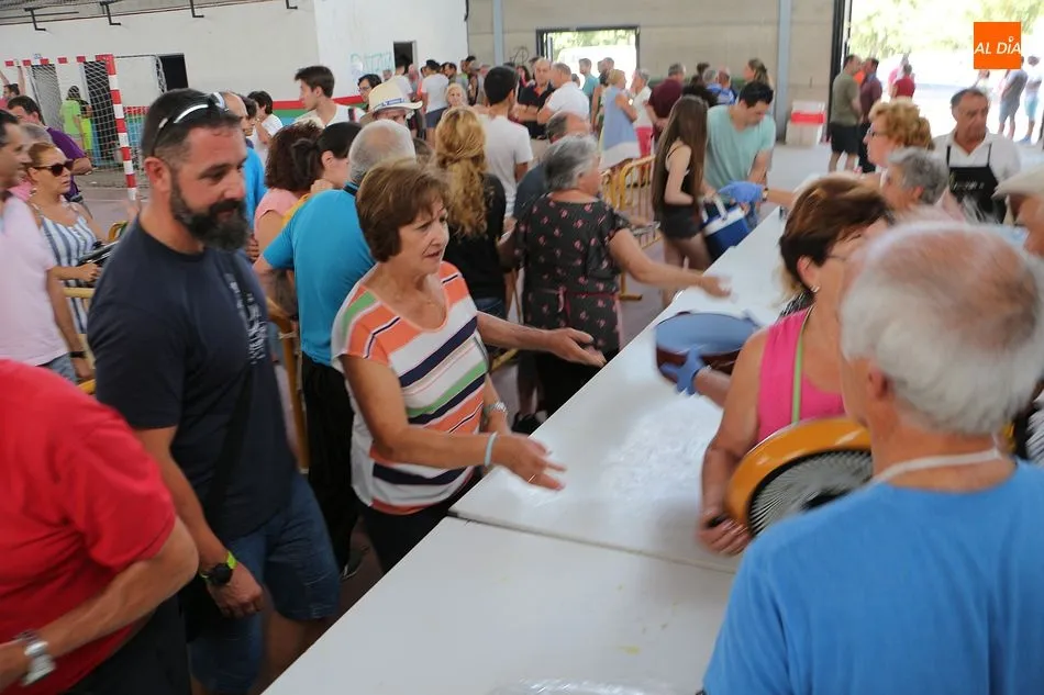 Foto 6 - Linares cierra sus festejos repartiendo 1.200 raciones de paella