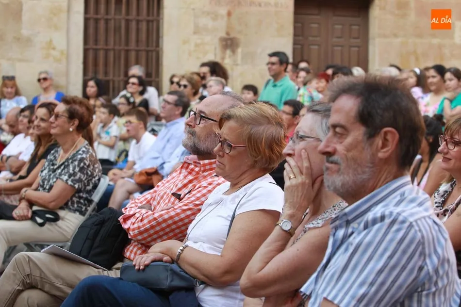 Público disfrutando de ‘Stvdium’ en el Patio de Escuelas / Foto: Alberto Martín.