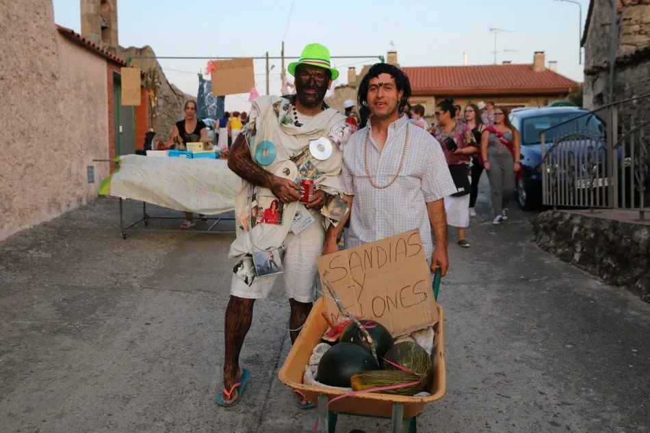Foto 8 - El desfile de carrozas pone animaci&oacute;n a las calles de Cip&eacute;rez  