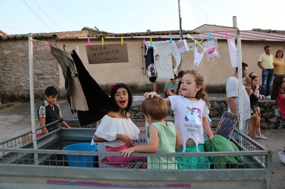 Foto 7 - El desfile de carrozas pone animaci&oacute;n a las calles de Cip&eacute;rez  
