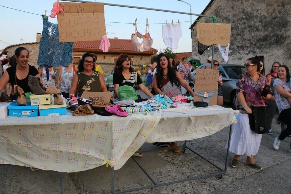 Foto 4 - El desfile de carrozas pone animaci&oacute;n a las calles de Cip&eacute;rez  