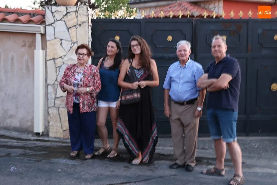 El desfile de carrozas pone animación a las calles de Cipérez  