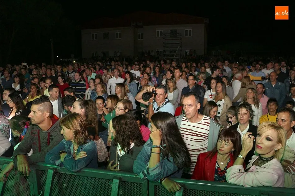 Foto 5 - Caf&eacute; Quijano abre la noche m&aacute;s multitudinaria de los festejos