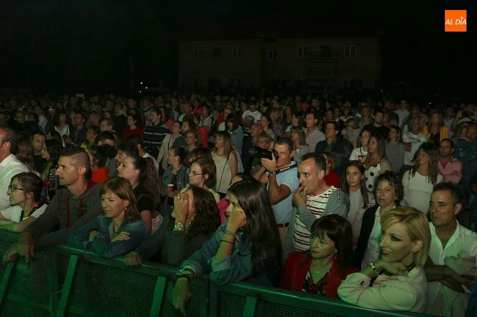Foto 3 - Caf&eacute; Quijano abre la noche m&aacute;s multitudinaria de los festejos