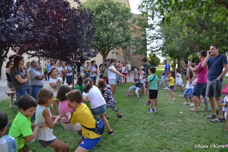 Los niños tiran con ganas de la soga | Fotos: Marta Martín