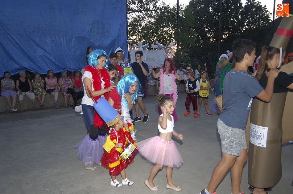 Foto 7 - Derroche de originalidad en el desfile de las fiestas de Vegas de Domingo Rey  