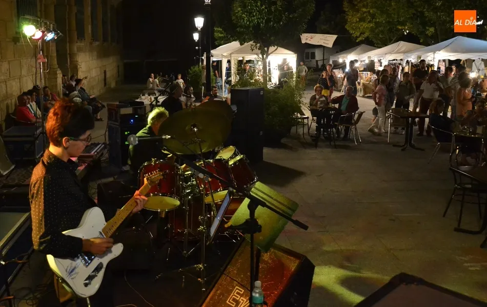 Un concierto del trío Éxodo complementa la nueva edición del Mercado de Verano  
