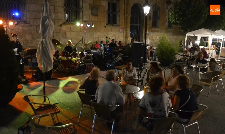 Foto 9 - Un concierto del tr&iacute;o &Eacute;xodo complementa la nueva edici&oacute;n del Mercado de Verano  