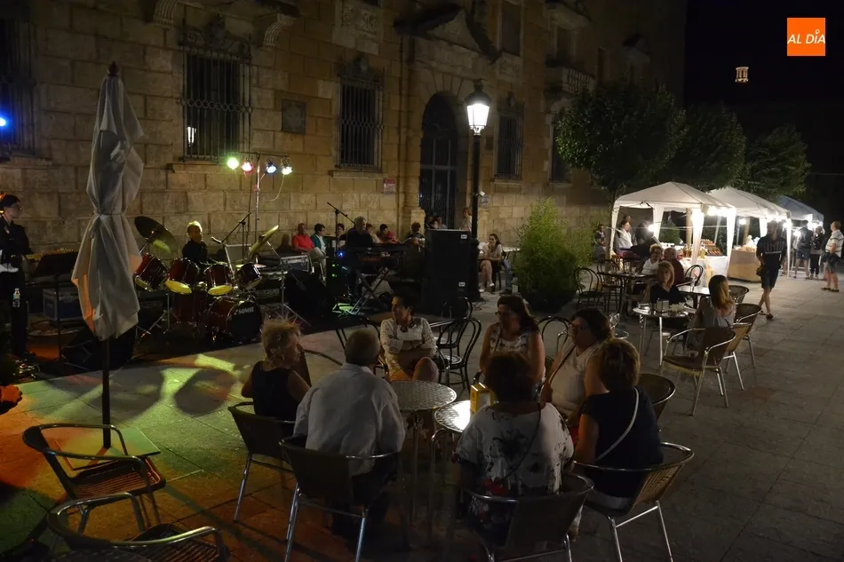 Foto 8 - Un concierto del tr&iacute;o &Eacute;xodo complementa la nueva edici&oacute;n del Mercado de Verano  