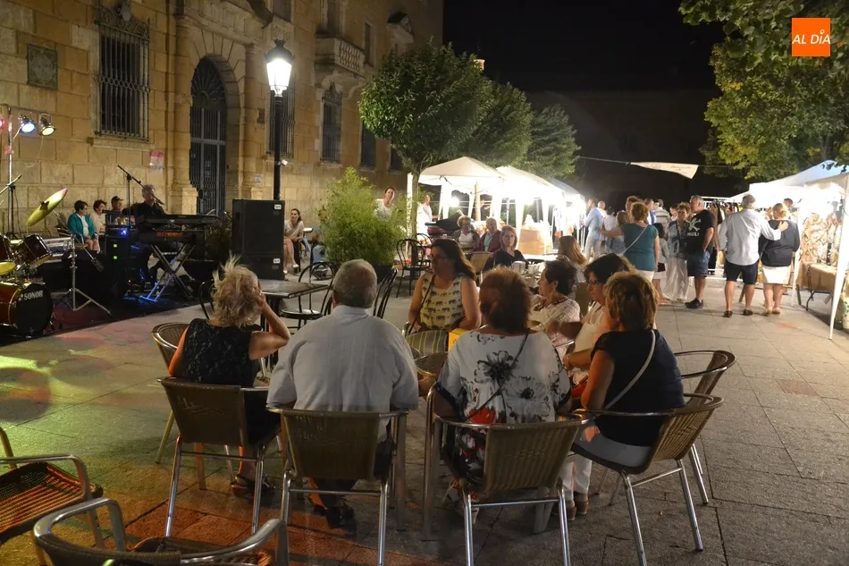 Foto 5 - Un concierto del tr&iacute;o &Eacute;xodo complementa la nueva edici&oacute;n del Mercado de Verano  