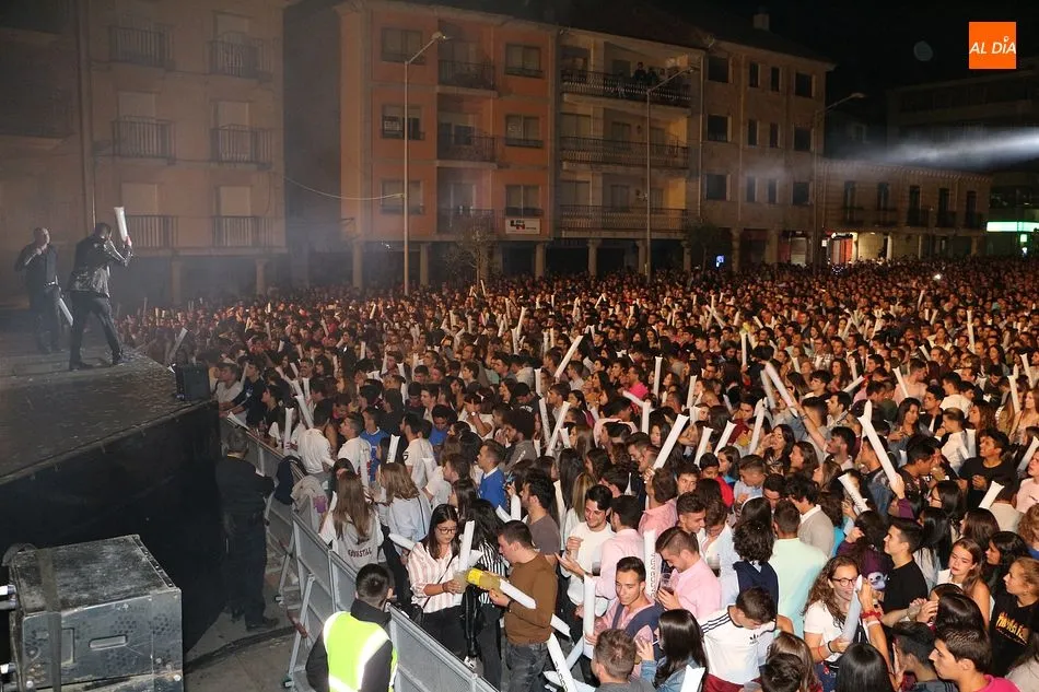 Miles de personas abarrotaron la Plaza Mayor de Guijuelo para ver la actuación de la conocida orquesta Panorama