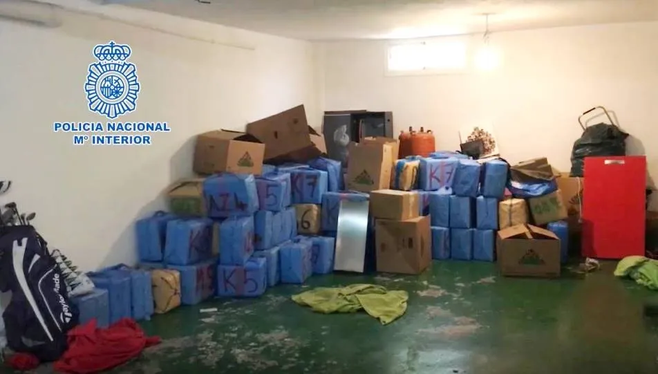 En el domicilio del líder, situado en San Pedro de Alcántara, fueron incautados 150 fardos de hachís, un kilo de cocaína, 208.830 euros y una pistola