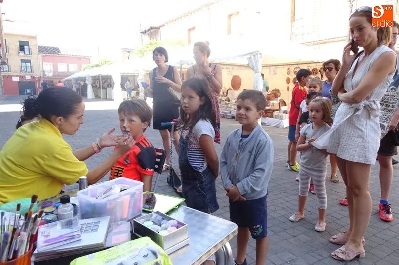 Foto 10 - La primera edici&oacute;n de la Feria del Barro toma forma en la calle Bulevar  
