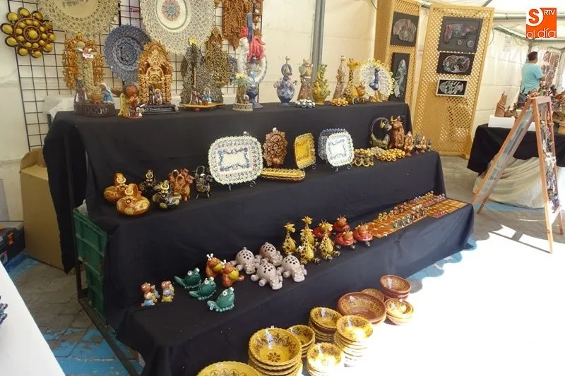 Foto 4 - La primera edici&oacute;n de la Feria del Barro toma forma en la calle Bulevar  