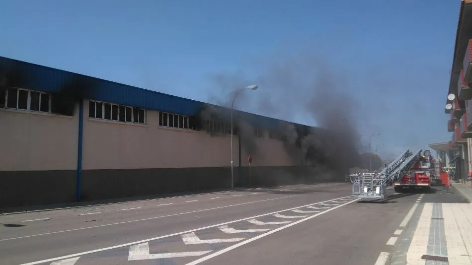 Foto 4 - Alarma en Villares de la Reina por un incendio en la nave del Ayuntamiento