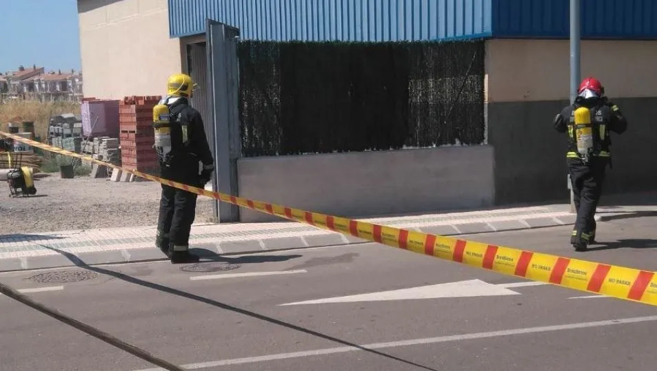 Foto 5 - Alarma en Villares de la Reina por un incendio en la nave del Ayuntamiento