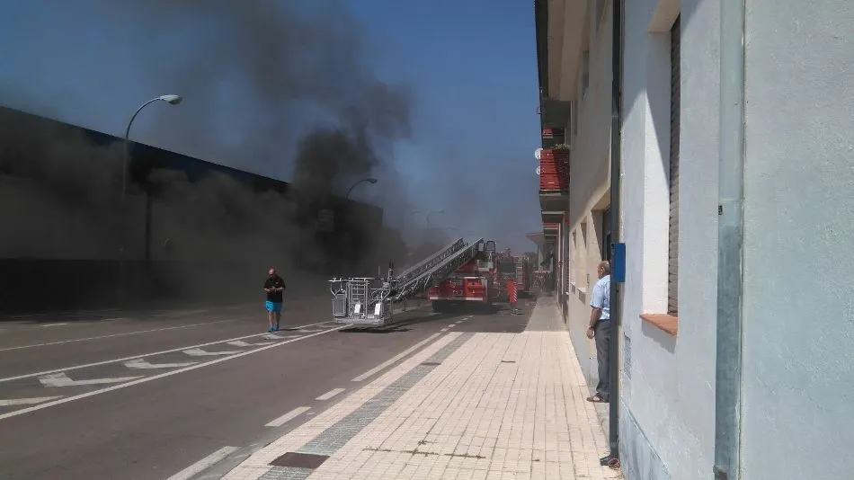 Foto 2 - Alarma en Villares de la Reina por un incendio en la nave del Ayuntamiento