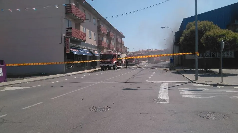 Foto 7 - Alarma en Villares de la Reina por un incendio en la nave del Ayuntamiento