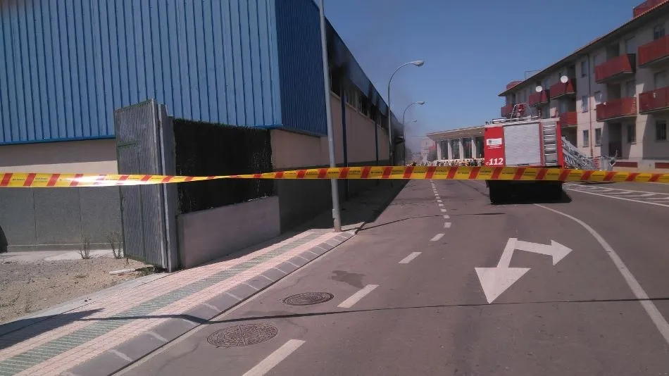 Foto 6 - Alarma en Villares de la Reina por un incendio en la nave del Ayuntamiento