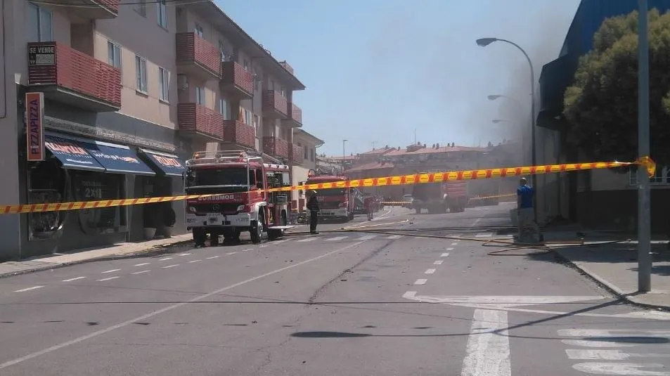 Foto 8 - Alarma en Villares de la Reina por un incendio en la nave del Ayuntamiento