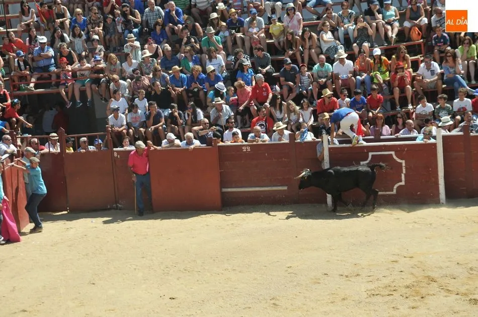 Foto 4 - Un herido en el primer encierro a caballo de las Fiestas de Toros de Lumbrales